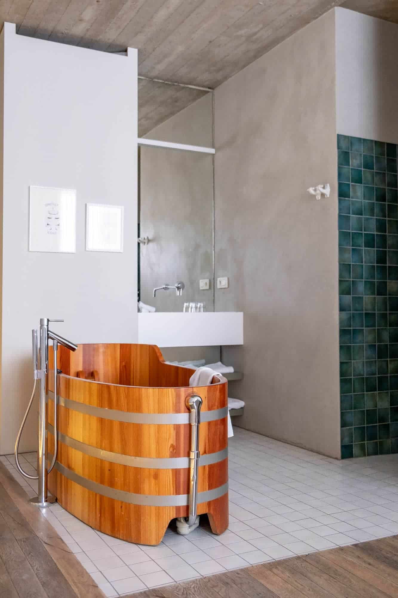 houten bad in hotelkamer